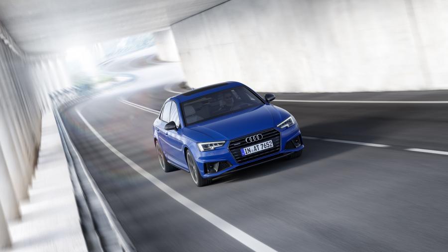  Audi A4 S-Line Quattro 2018 года  (WW) (фото 10 из 17)